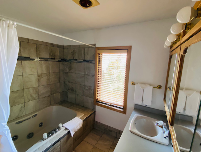 Cabin bathroom with jacuzzi tub