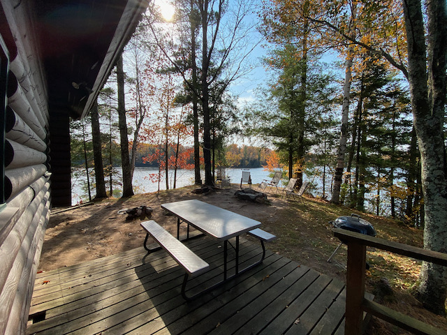 cabin patio with picnic table