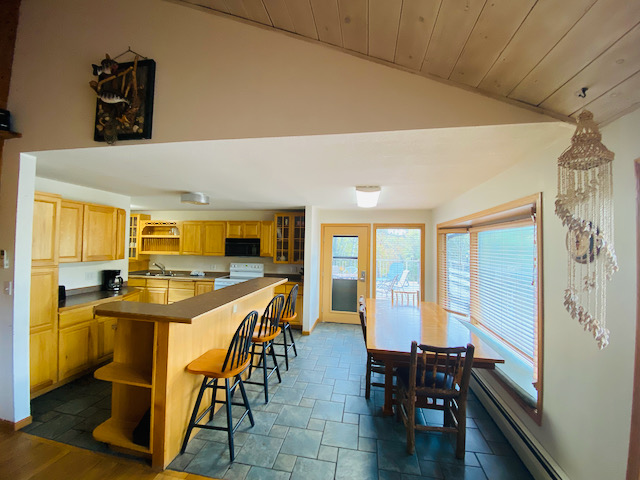 Cabin kitchen with breakfast bar, dinngi table